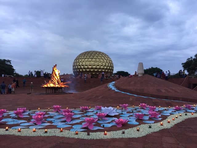 Matrimandir fogo e flores display